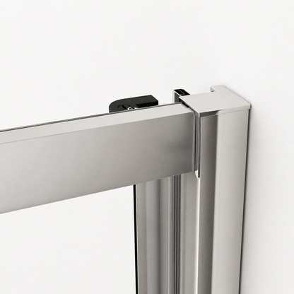 Cabine de douche à porte coulissante 3 vantaux avec paroi latérale, détail des profilés en aluminium avec finition chromée qui encadrent et maintiennent les panneaux en verre.
